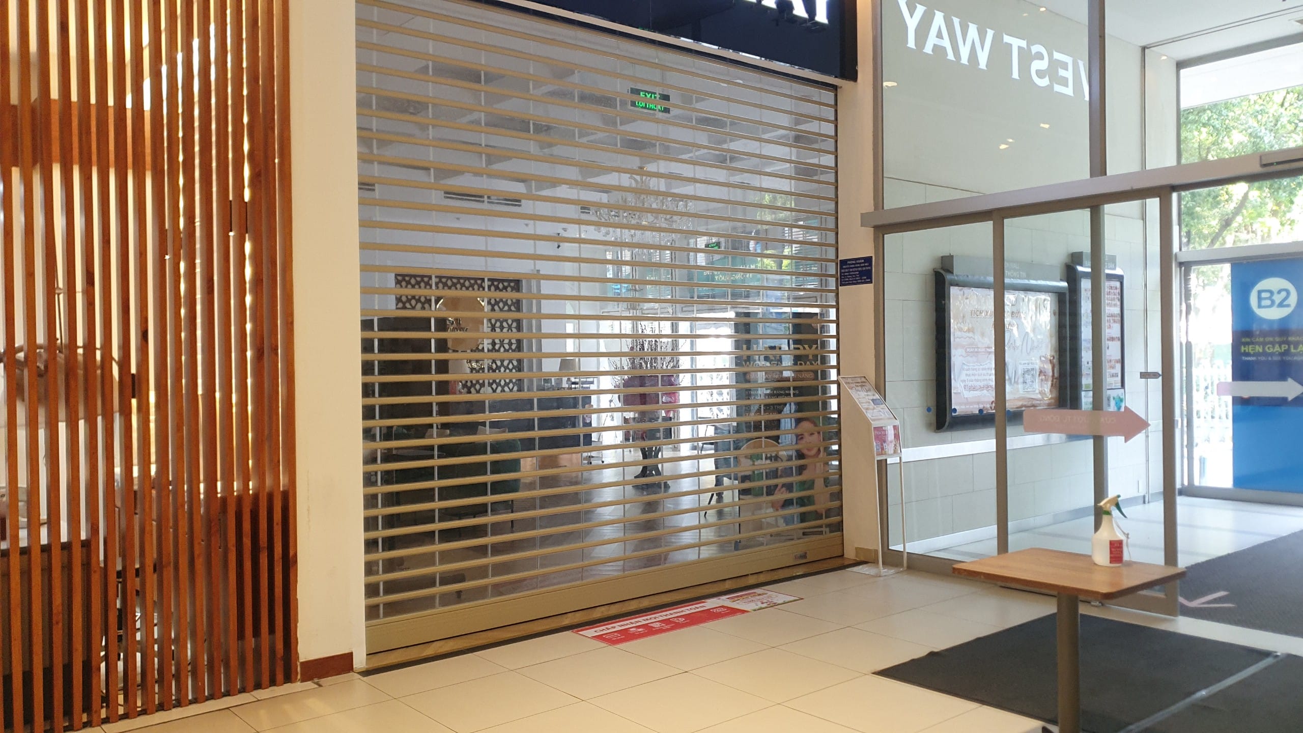 cửa cuốn trong suốt