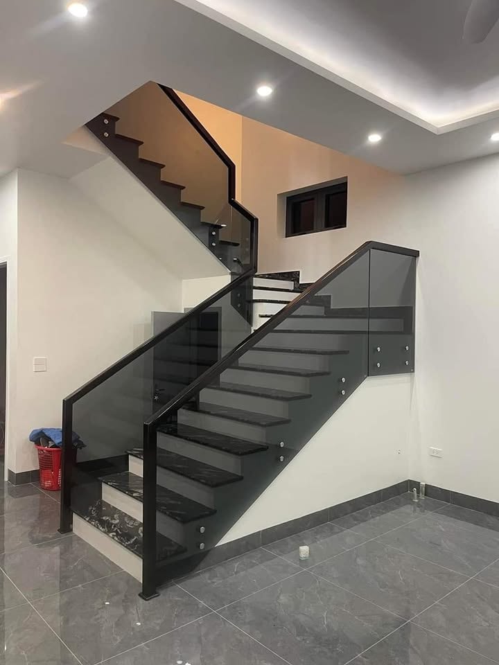 kính cường lực màu xám khói