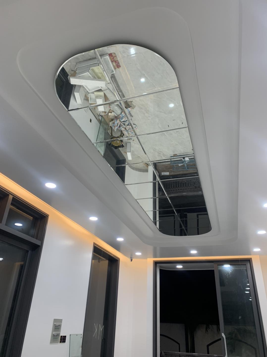 Kính gương cường lực ốp trần
