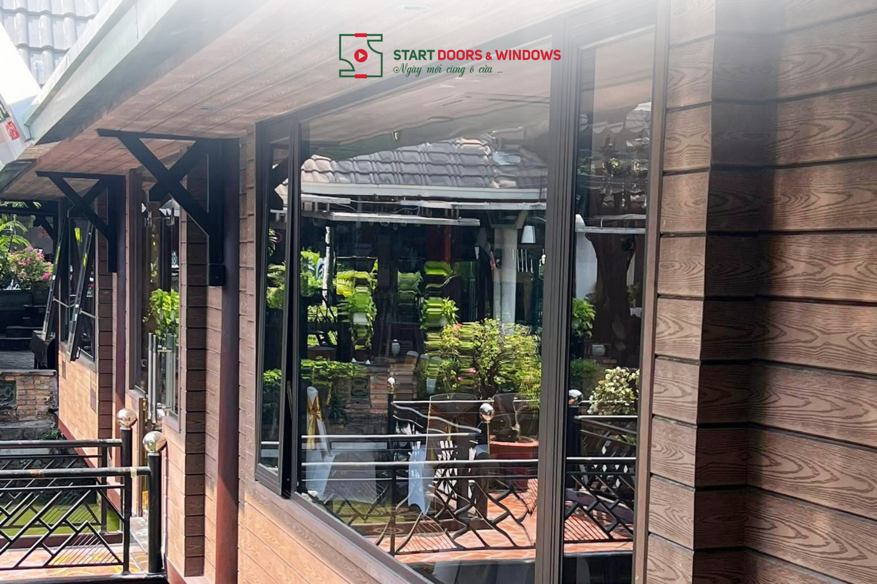 Cửa bản lề sàn kính: Tối ưu vẻ đẹp hiện đại và sự thông thoáng