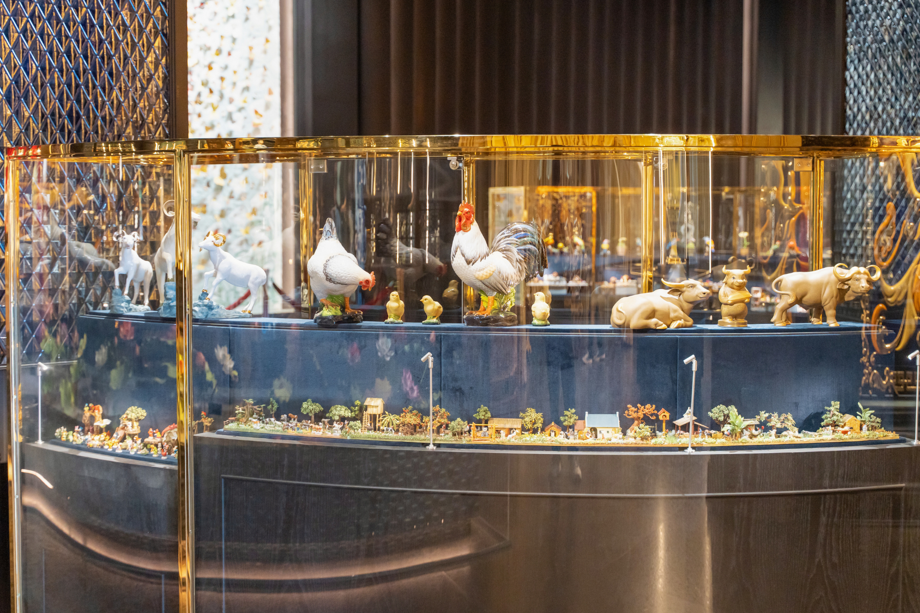 Không gian giữ được sự thanh thoát và tôn vinh vẻ đẹp tinh xảo của gốm sứ Việt