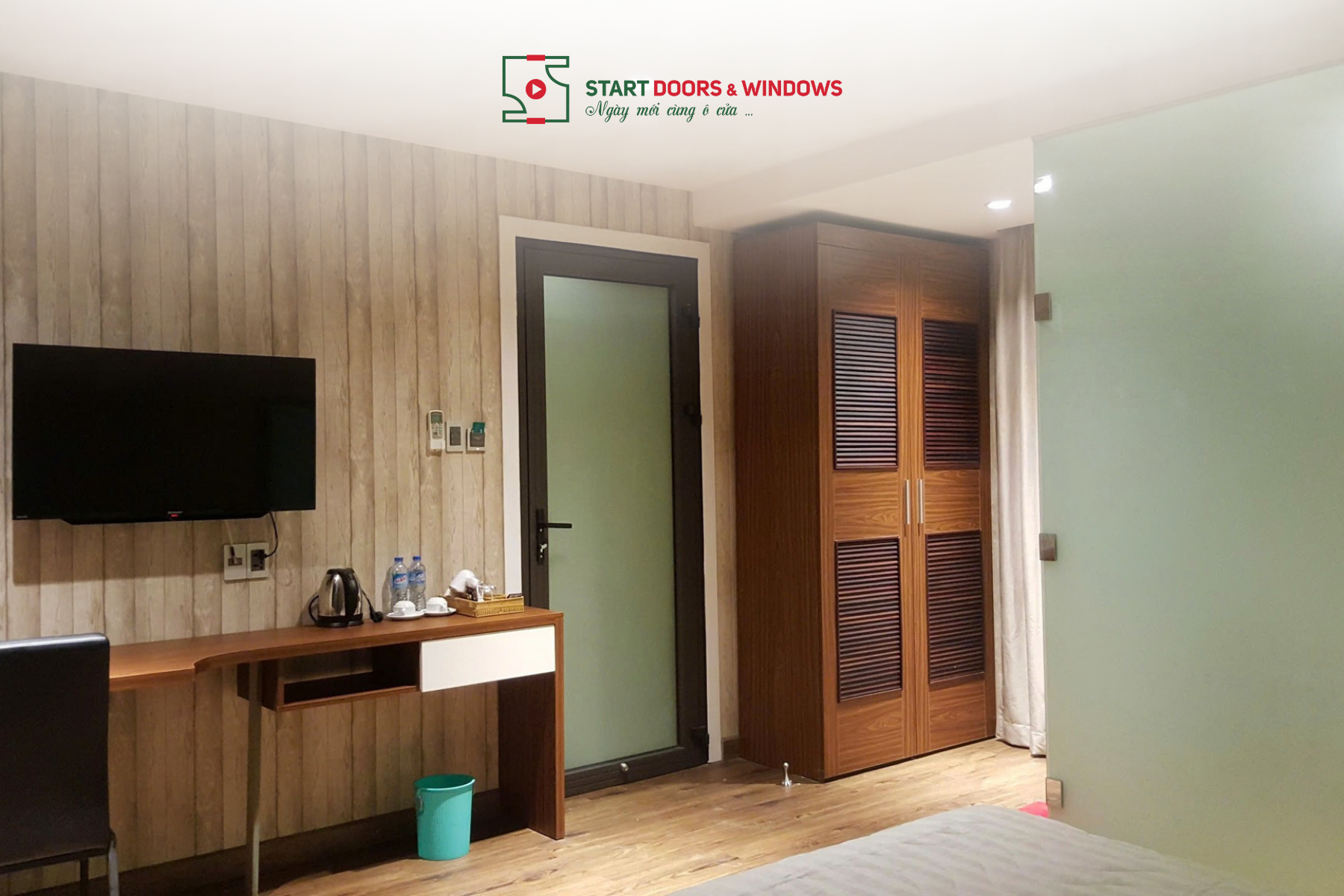 Hệ cửa và kính góp phần giữ cho không gian có được sự thoáng đãng, sáng sủa và thân thiện.