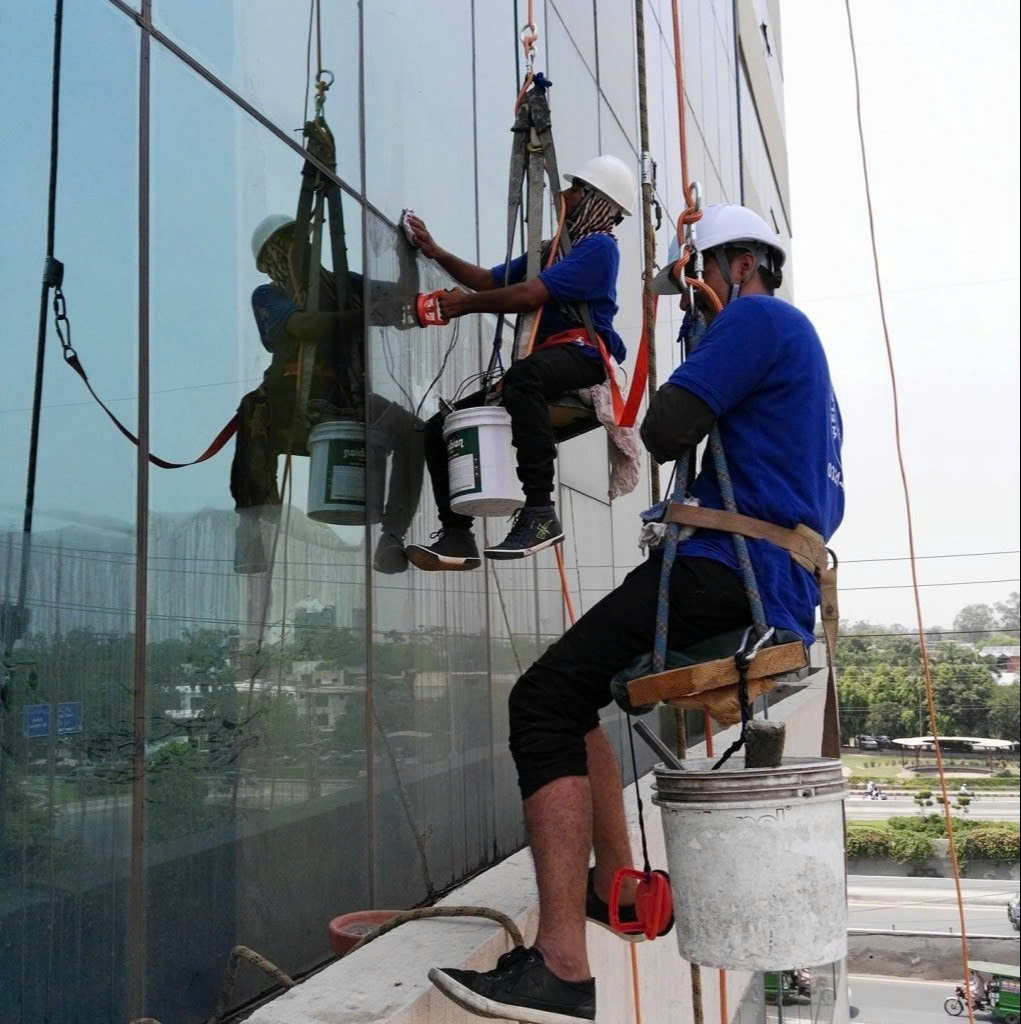 Bảo trì thay kính bể tòa nhà