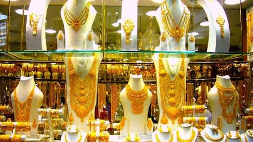Kính tiệm vàng có độ an toàn tuyệt đối với khả năng chống trộm cao. Giải quyết được vấn nạn cướp tiệm vàng vẫn thường xảy ra ở Việt Nam. Chủ tiệm vàng an tâm và bảo vệ tài sản.