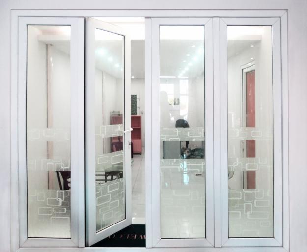 cửa nhôm kính trắng sữa