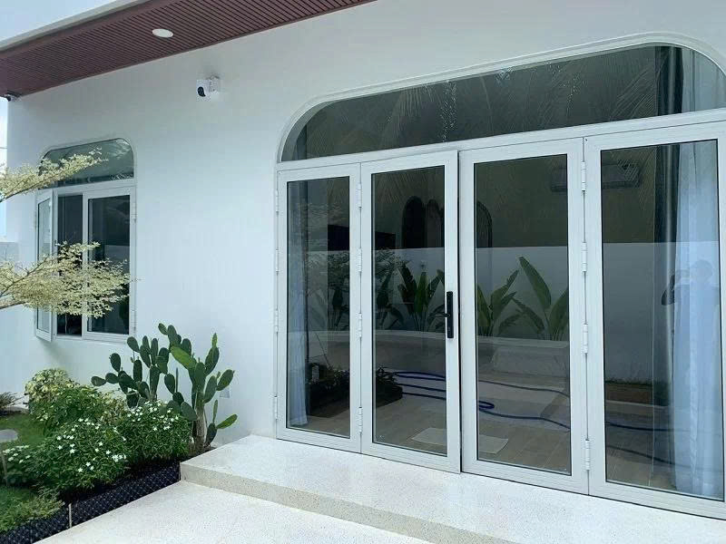 cửa nhôm kính trắng sữa