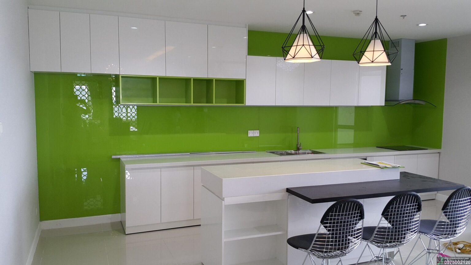 Kính màu ốp bếp