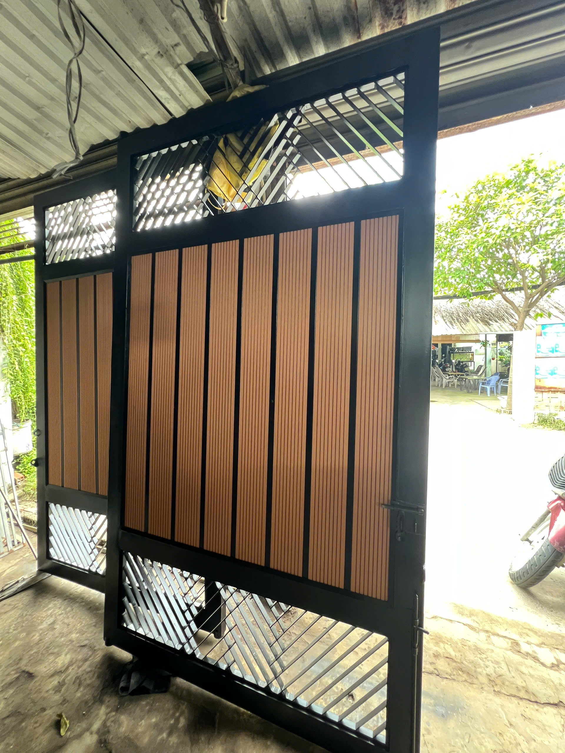Cổng sắt ốp gỗ nhựa composite