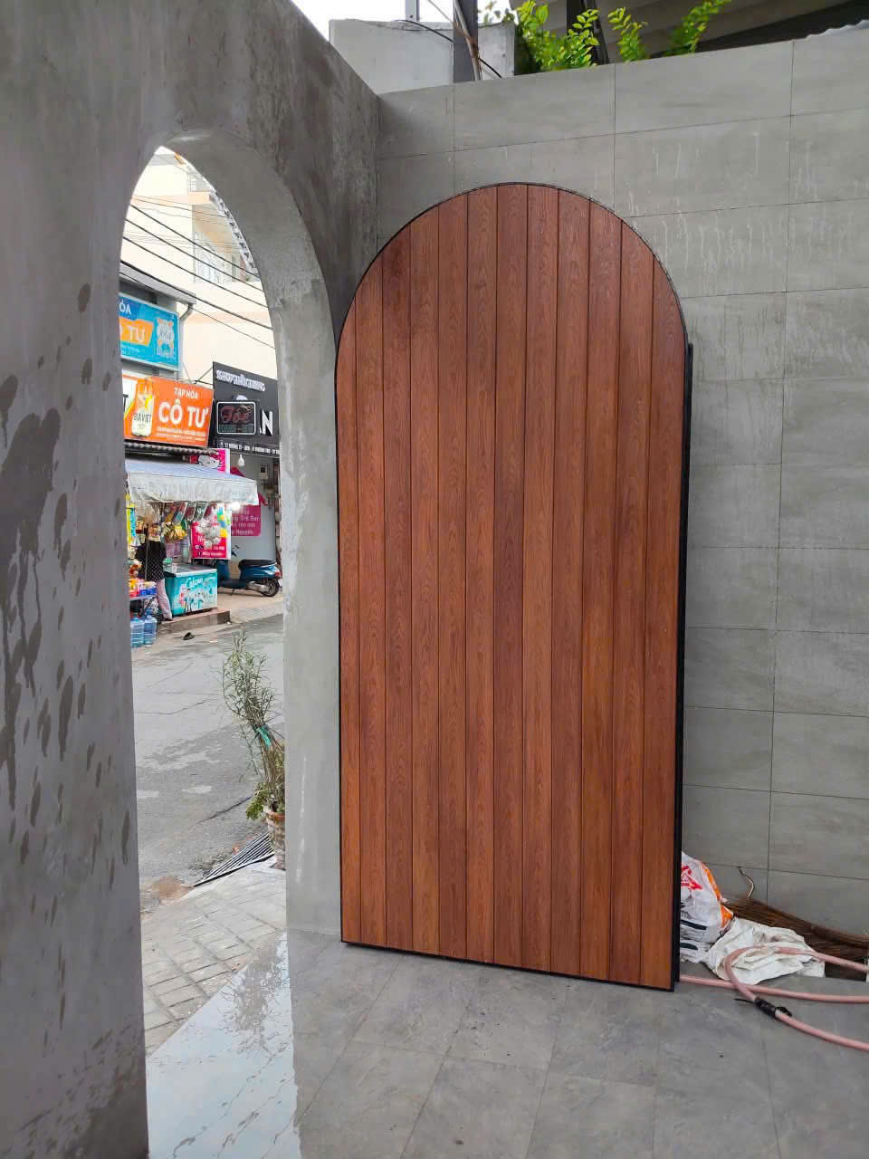 Cổng sắt ốp gỗ nhựa composite