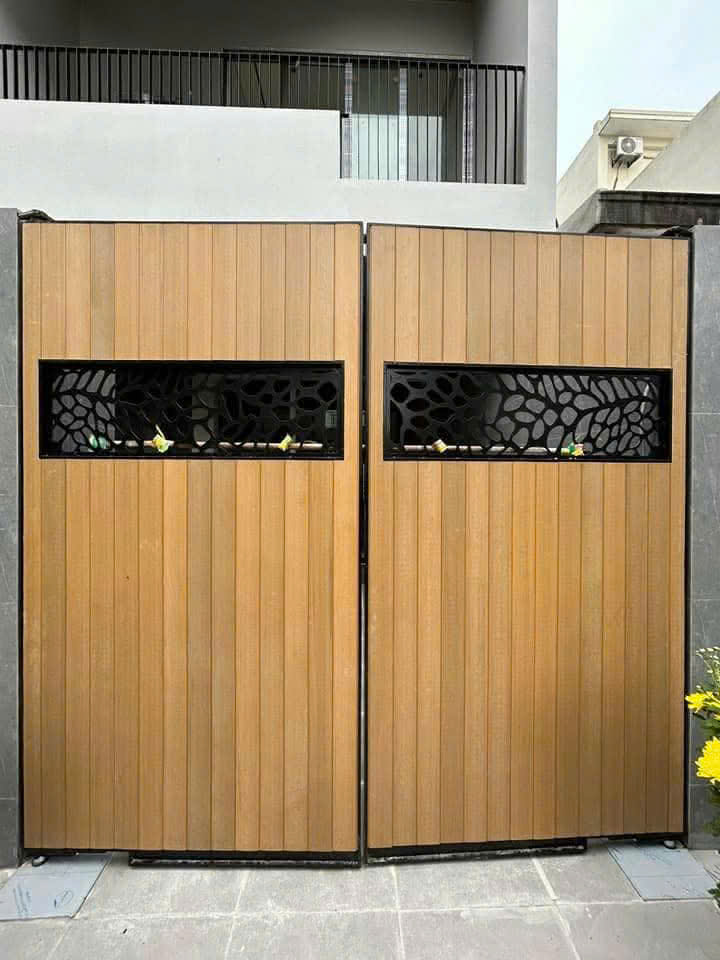 Cổng sắt ốp gỗ nhựa composite