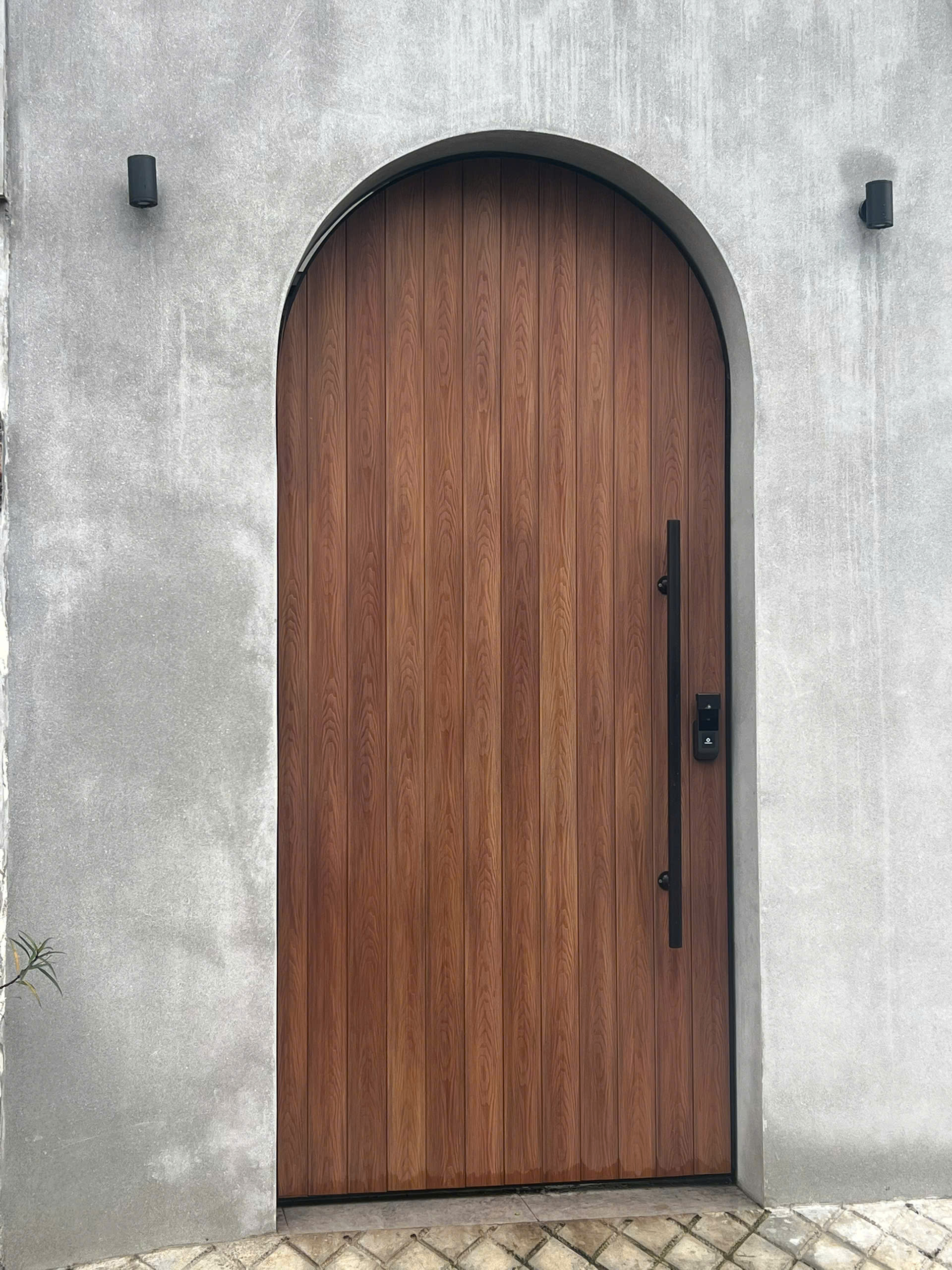 Cổng sắt ốp gỗ tự nhiên