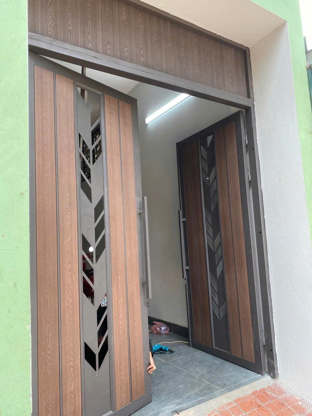 Cổng sắt ốp gỗ tự nhiên