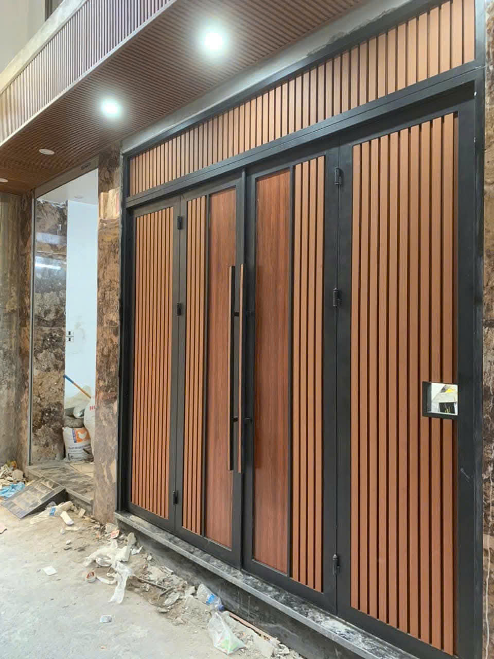 Cổng sắt ốp gỗ tự nhiên