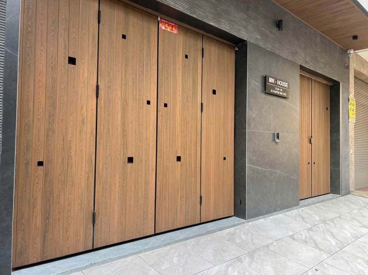 Cổng sắt ốp gỗ tự nhiên