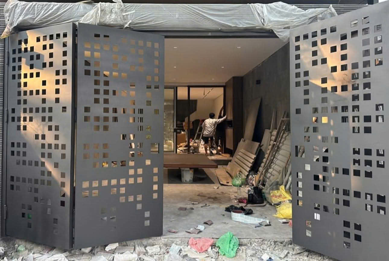 Cổng thép CNC sơn tĩnh điện