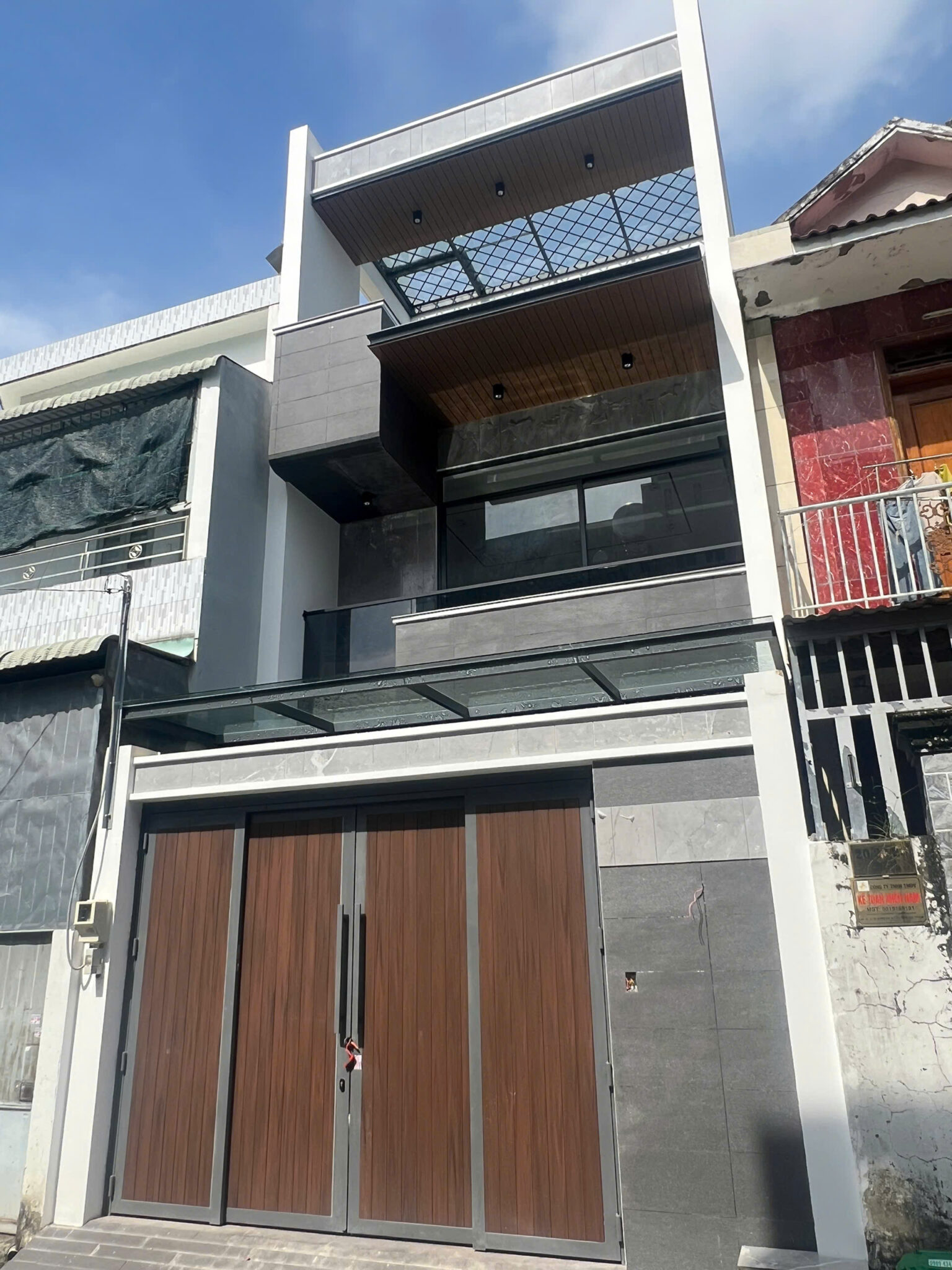 cửa cổng bằng gỗ