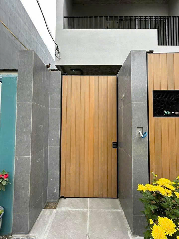 Cửa cổng ốp gỗ nhựa
