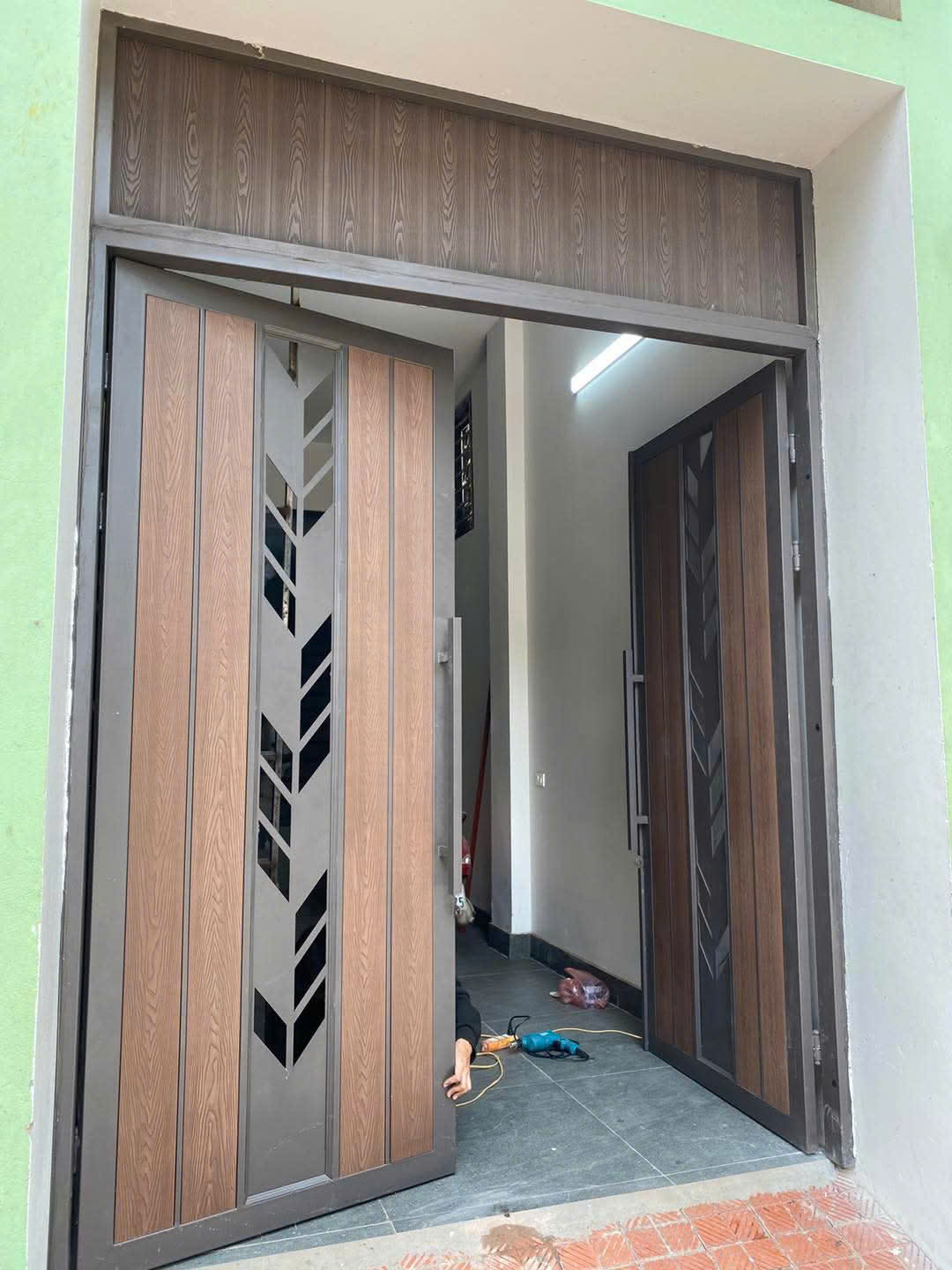 Cửa cổng ốp gỗ nhựa