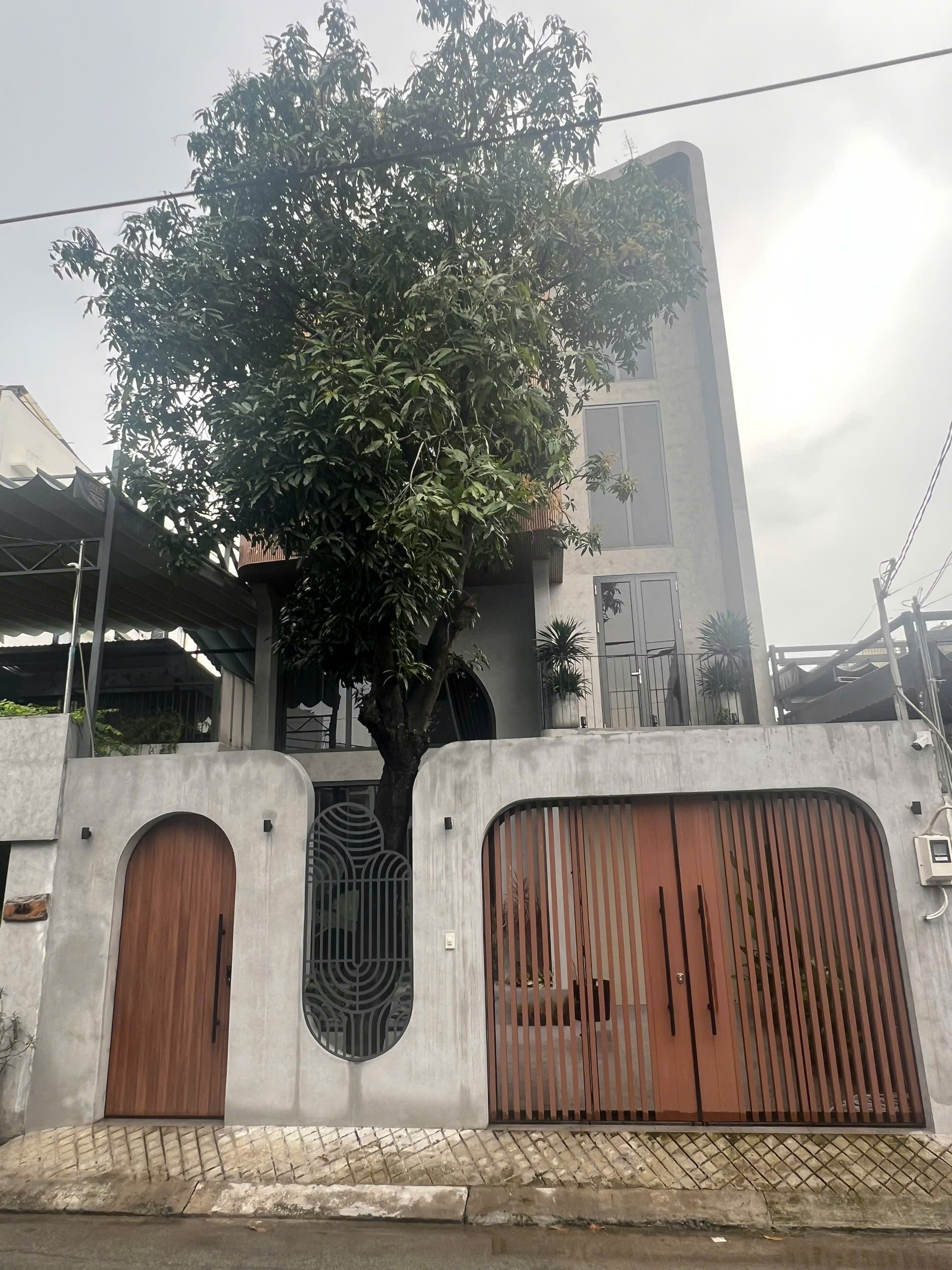 Cửa cổng sắt ốp gỗ