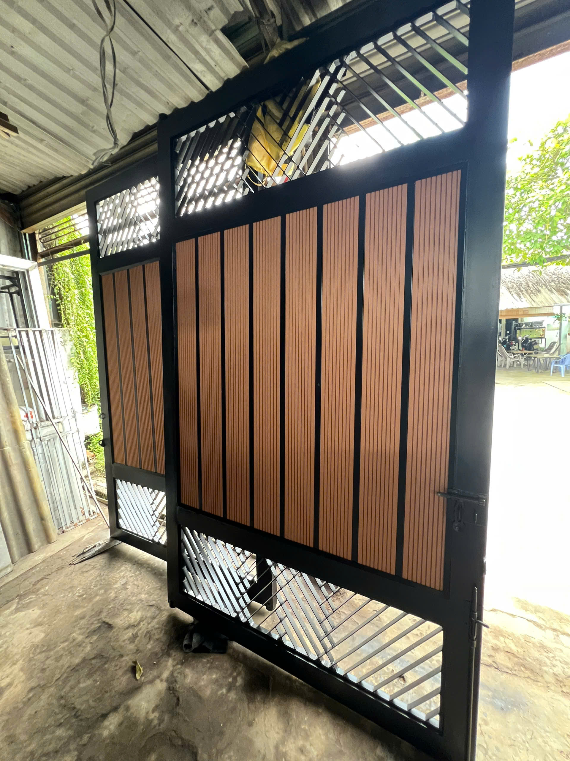 Cửa cổng sắt ốp gỗ