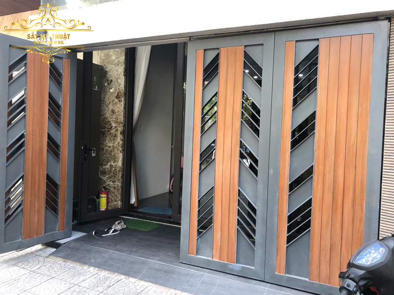 Cửa cổng thép CNC ốp gỗ