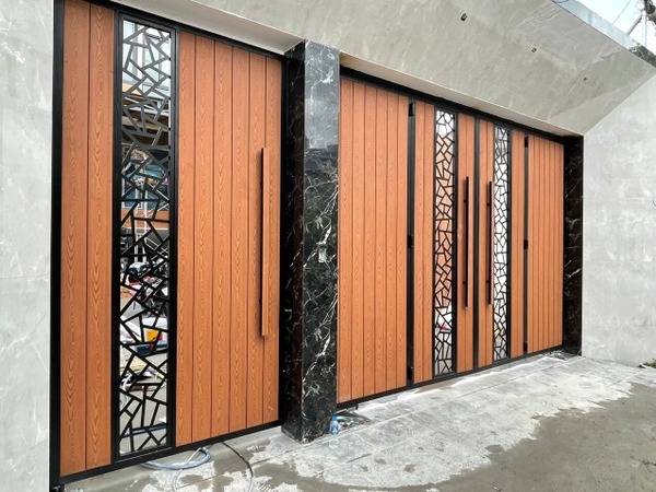 Cửa cổng thép CNC ốp gỗ