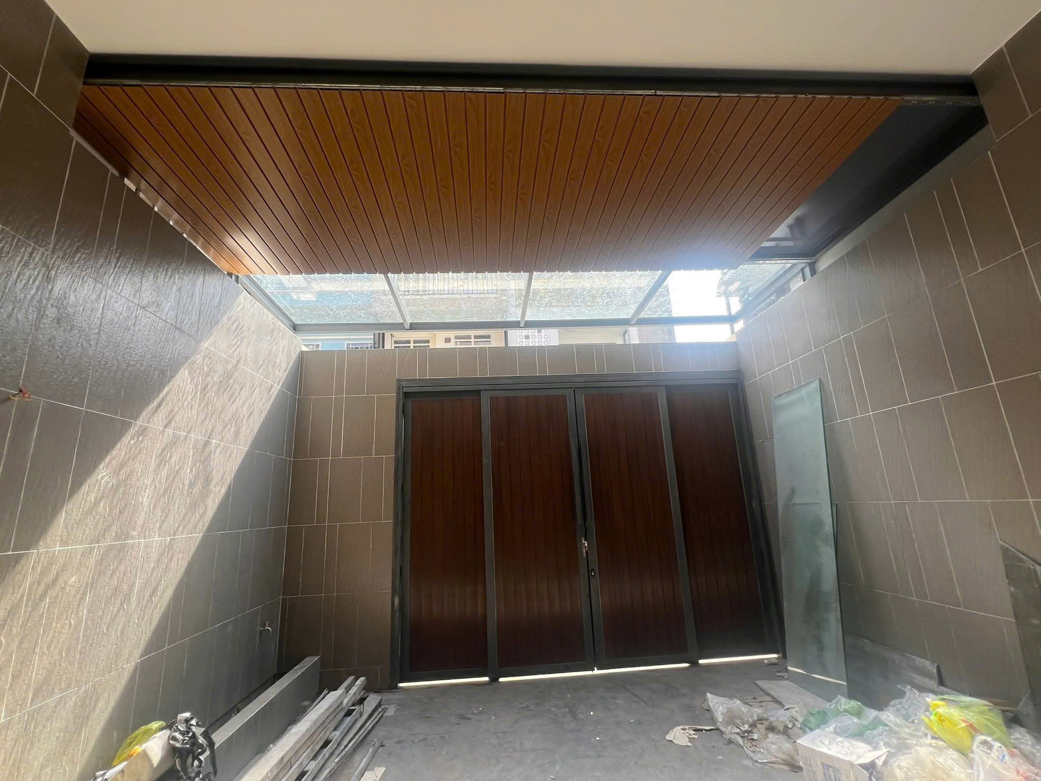 Cửa khung thép ốp gỗ nhựa composite