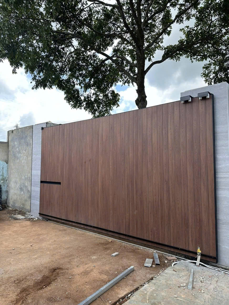 Cửa khung thép ốp gỗ nhựa composite