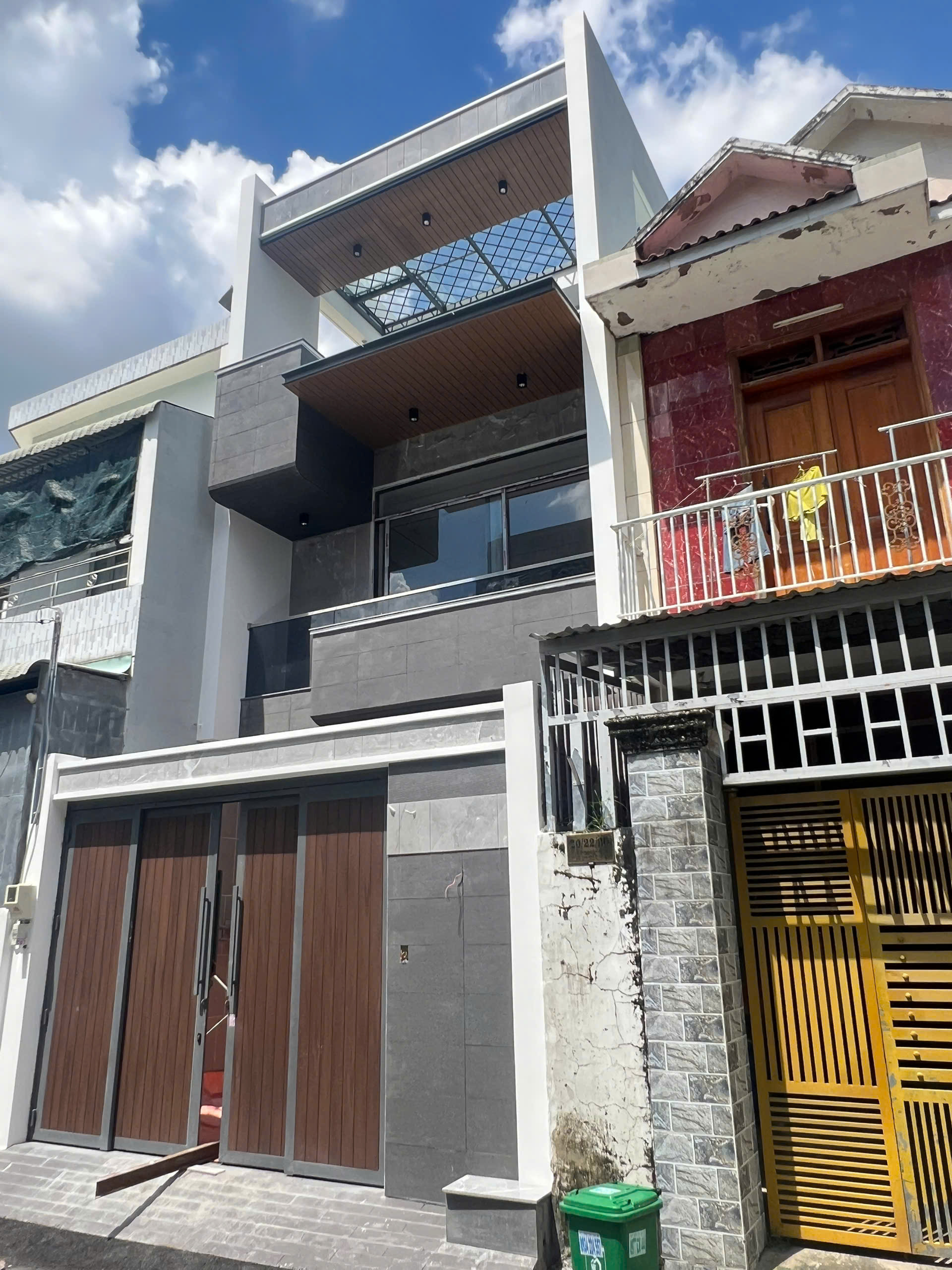 Cửa khung thép ốp gỗ nhựa composite