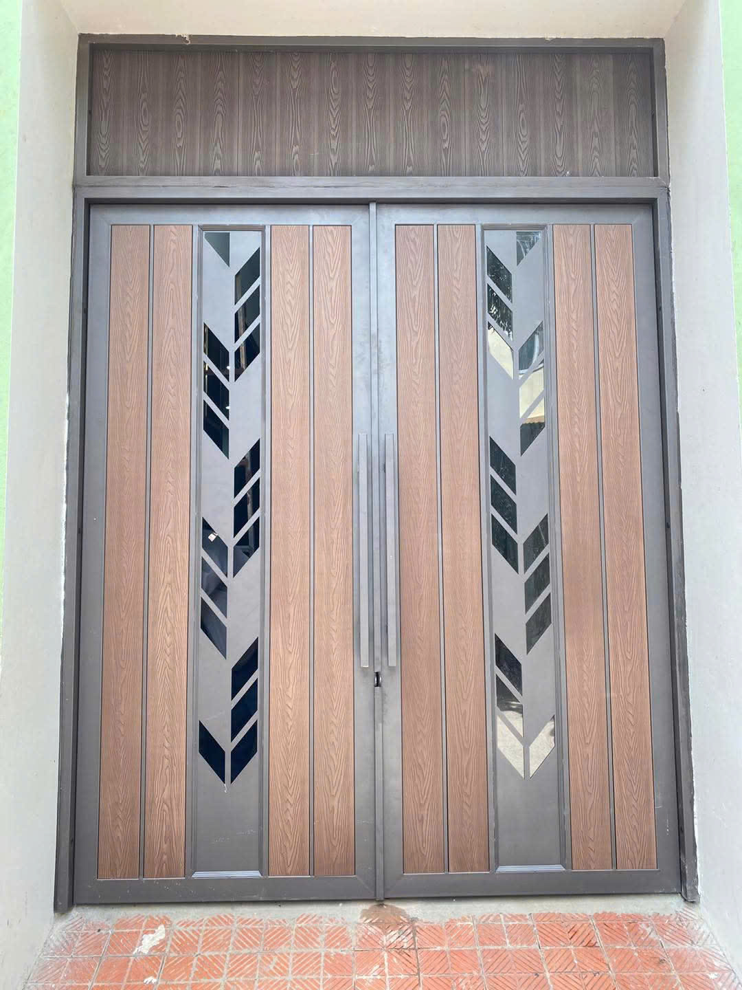 Cửa khung thép ốp gỗ nhựa composite