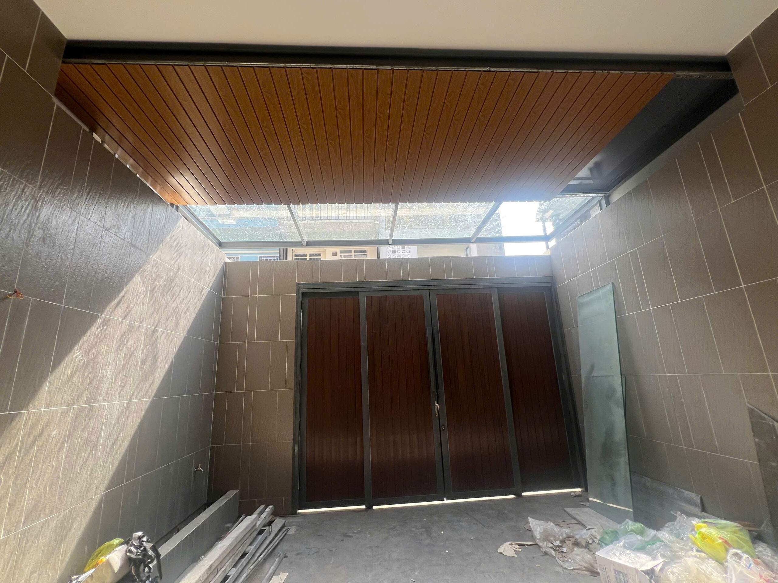 Cửa sắt ốp gỗ nhựa ngoài trời