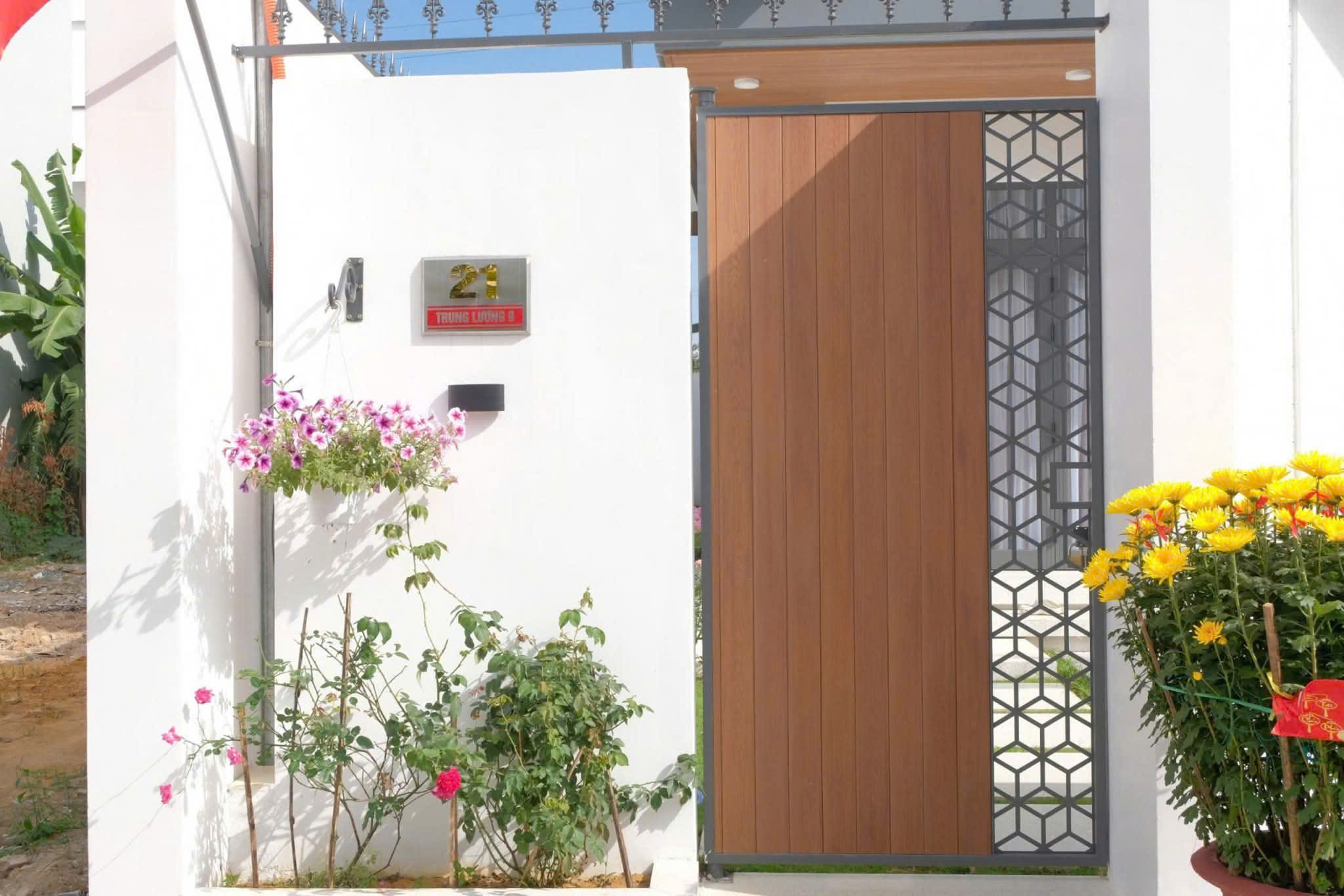 Cửa sắt ốp gỗ nhựa ngoài trời