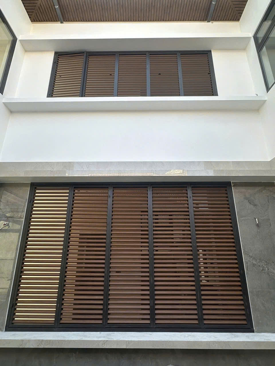 Lam che nắng gỗ nhựa mở xoay tự động