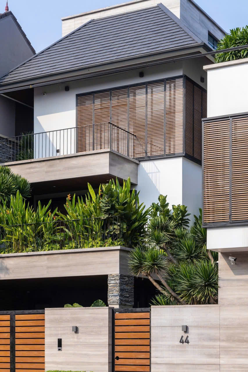 Lam che nắng gỗ nhựa mở xoay tự động