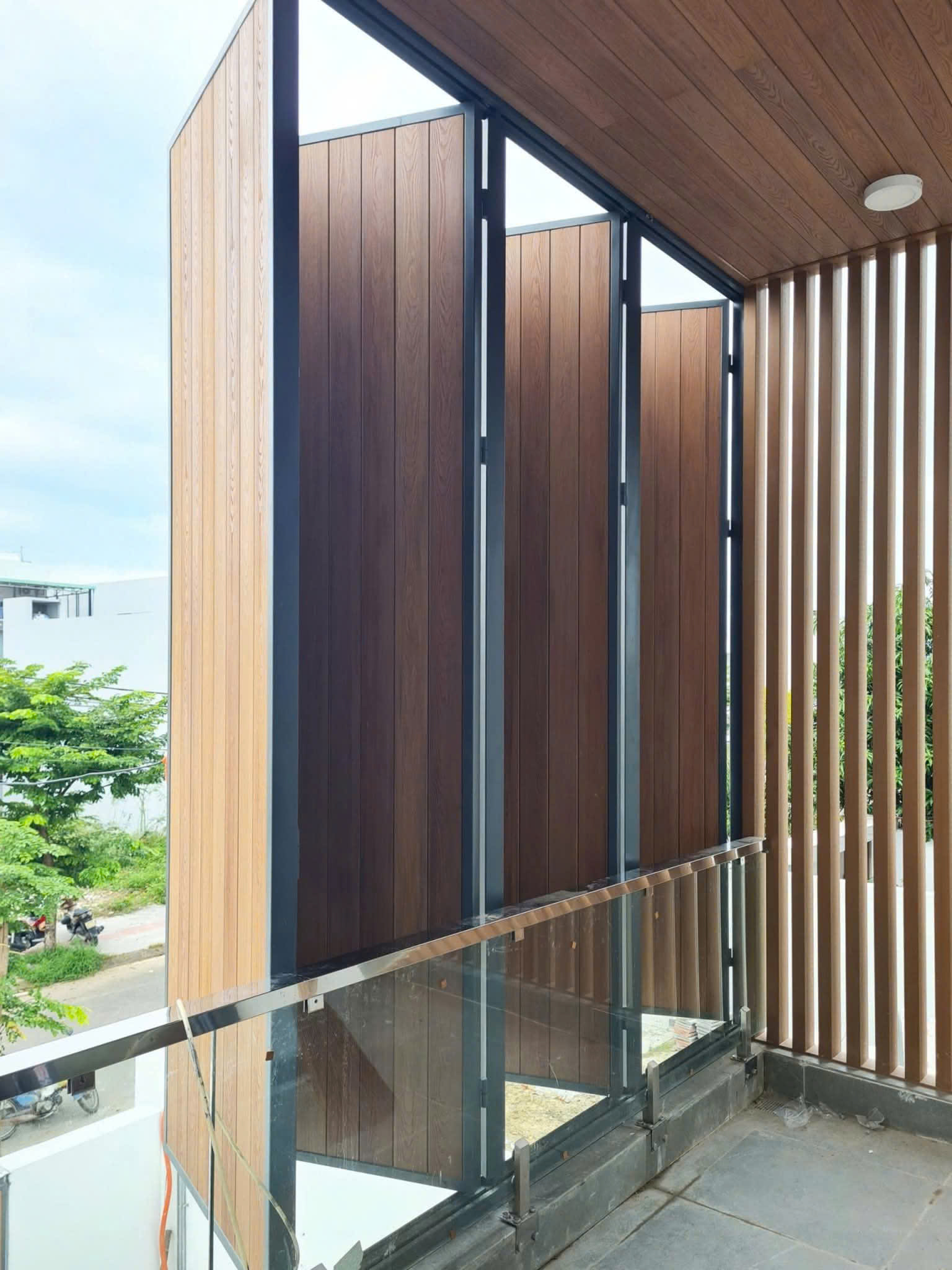 Lam che nắng gỗ tự nhiên xoay tự động