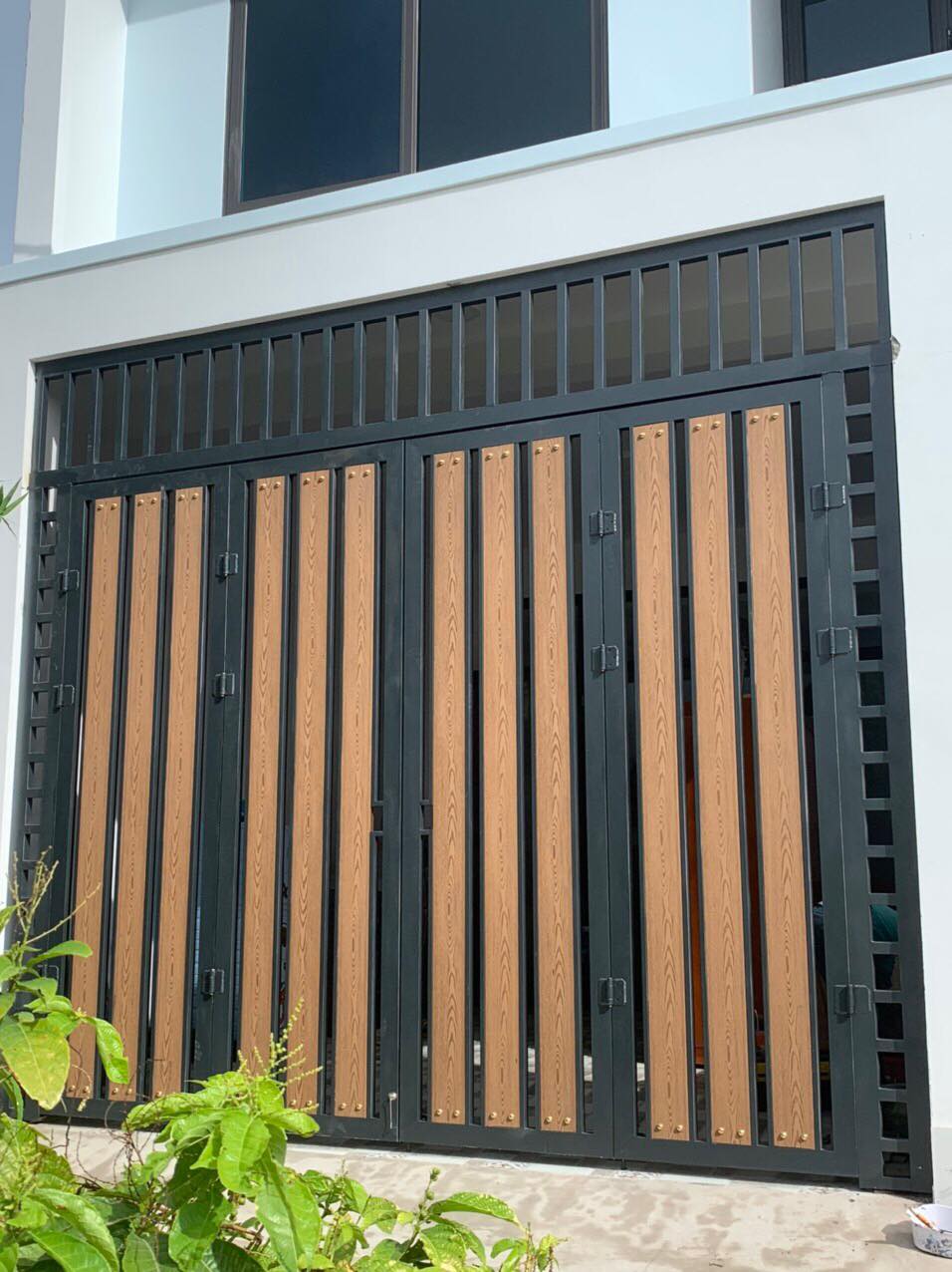 mẫu cổng sắt giả gỗ đẹp