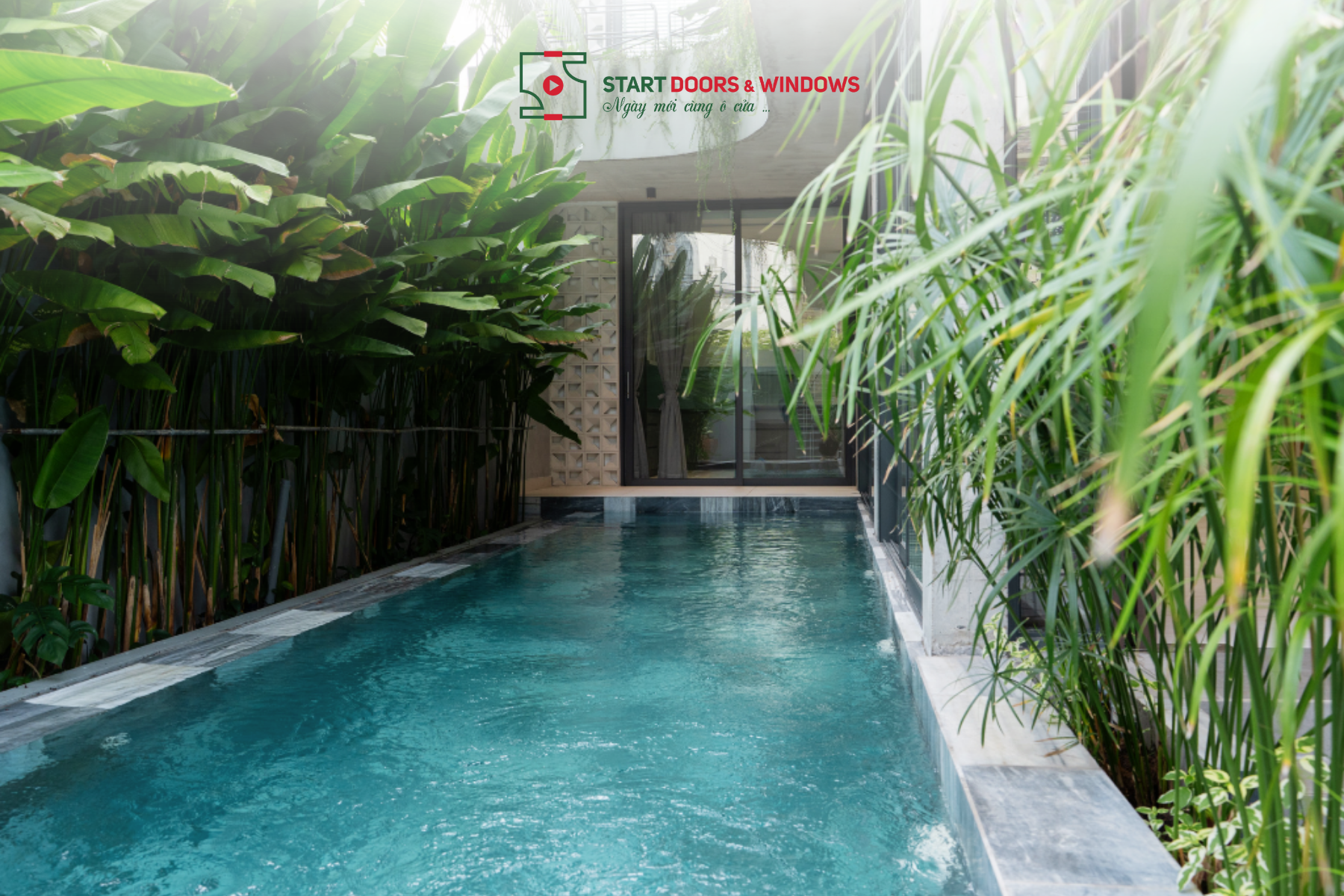 Không gian sinh hoạt chính được mở rộng tối đa bằng hệ cửa kính khổ lớn, giúp ánh sáng, cây xanh và mặt nước trở thành một phần tự nhiên của đời sống hằng ngày.