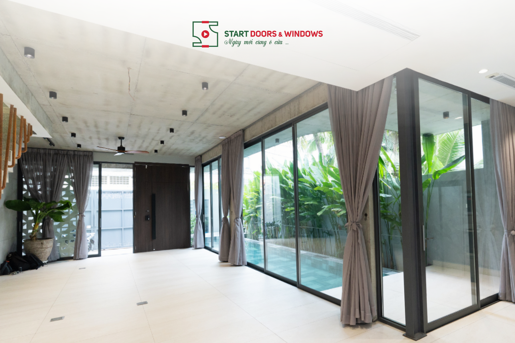 Công trình cho thấy sự đồng bộ giữa hệ cửa, bề mặt kính, đá hoàn thiện và các khoảng xanh – những yếu tố cùng góp phần định hình một không gian sống đương đại và chỉn chu.