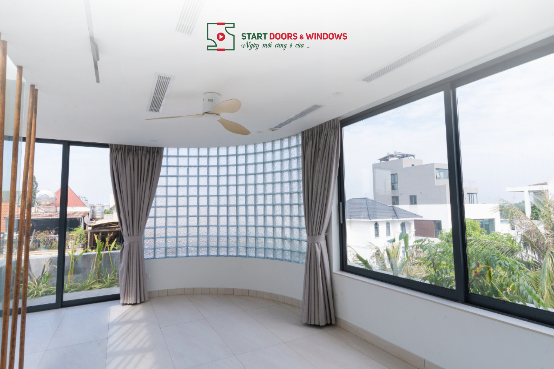 Sự kết hợp giữa kính gạch, hệ cửa nhôm tối màu và ánh sáng tự nhiên giúp không gian giữ được vẻ hiện đại, thanh thoát và có chiều sâu thị giác.