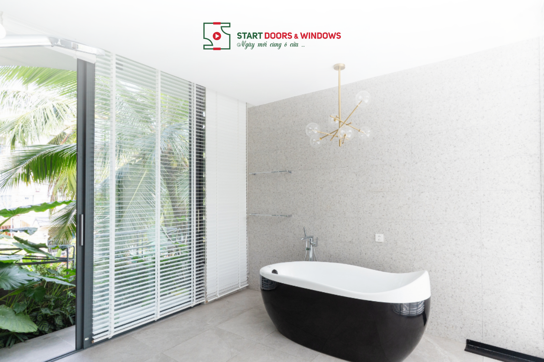 Cửa kính lớn tại khu vực phòng tắm giúp ánh sáng tự nhiên đi sâu vào bên trong, mang lại cảm giác thoáng, sạch và nhẹ về thị giác cho không gian sử dụng hằng ngày.