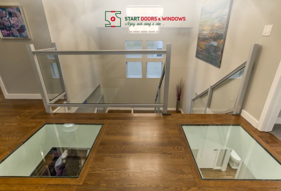 Giá sàn kính cường lực