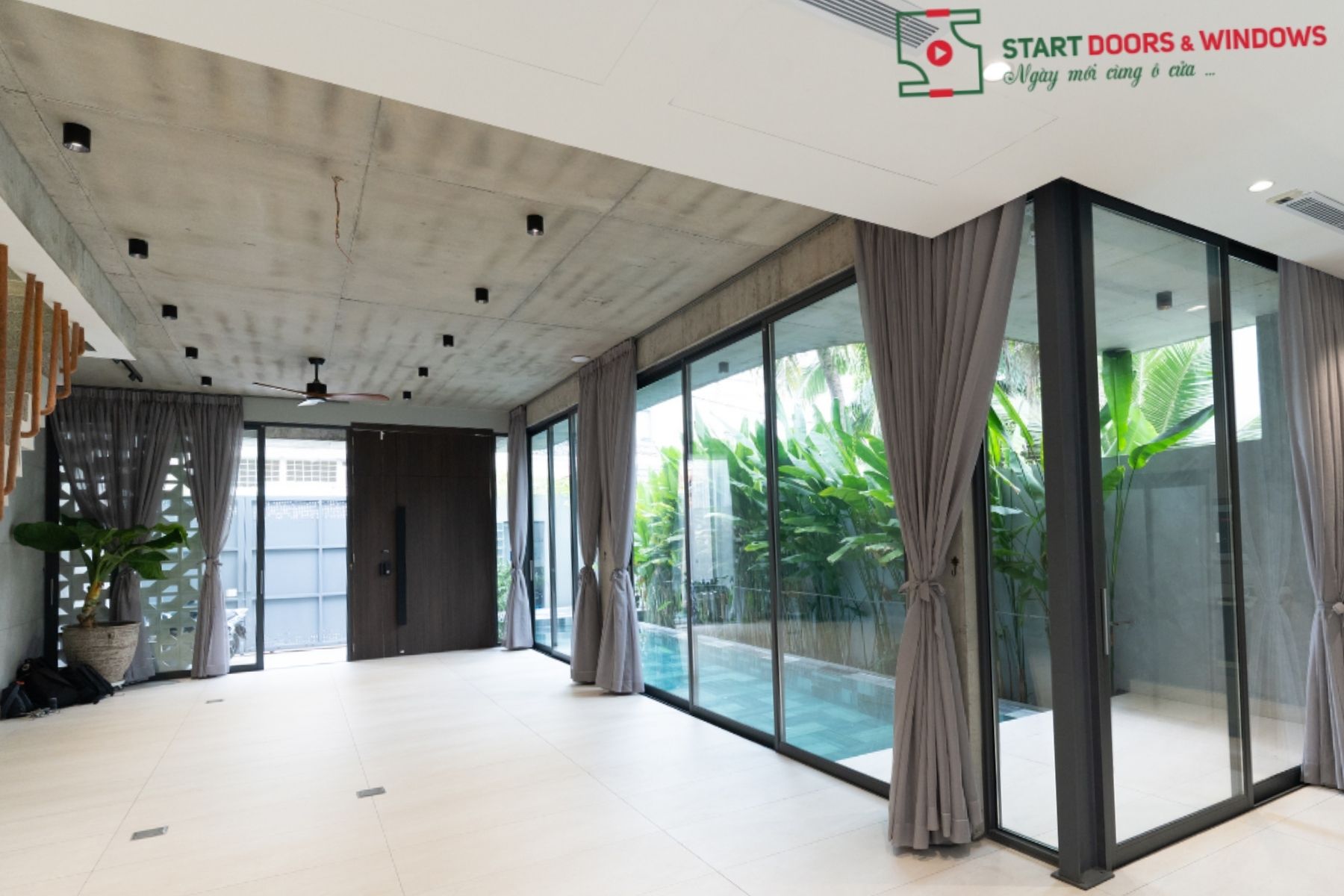 Hoàn thiện lắp đặt cửa cuốn, cửa nhôm và vách ngăn kính tại tổ hợp văn phòng làm việc, kho xưởng