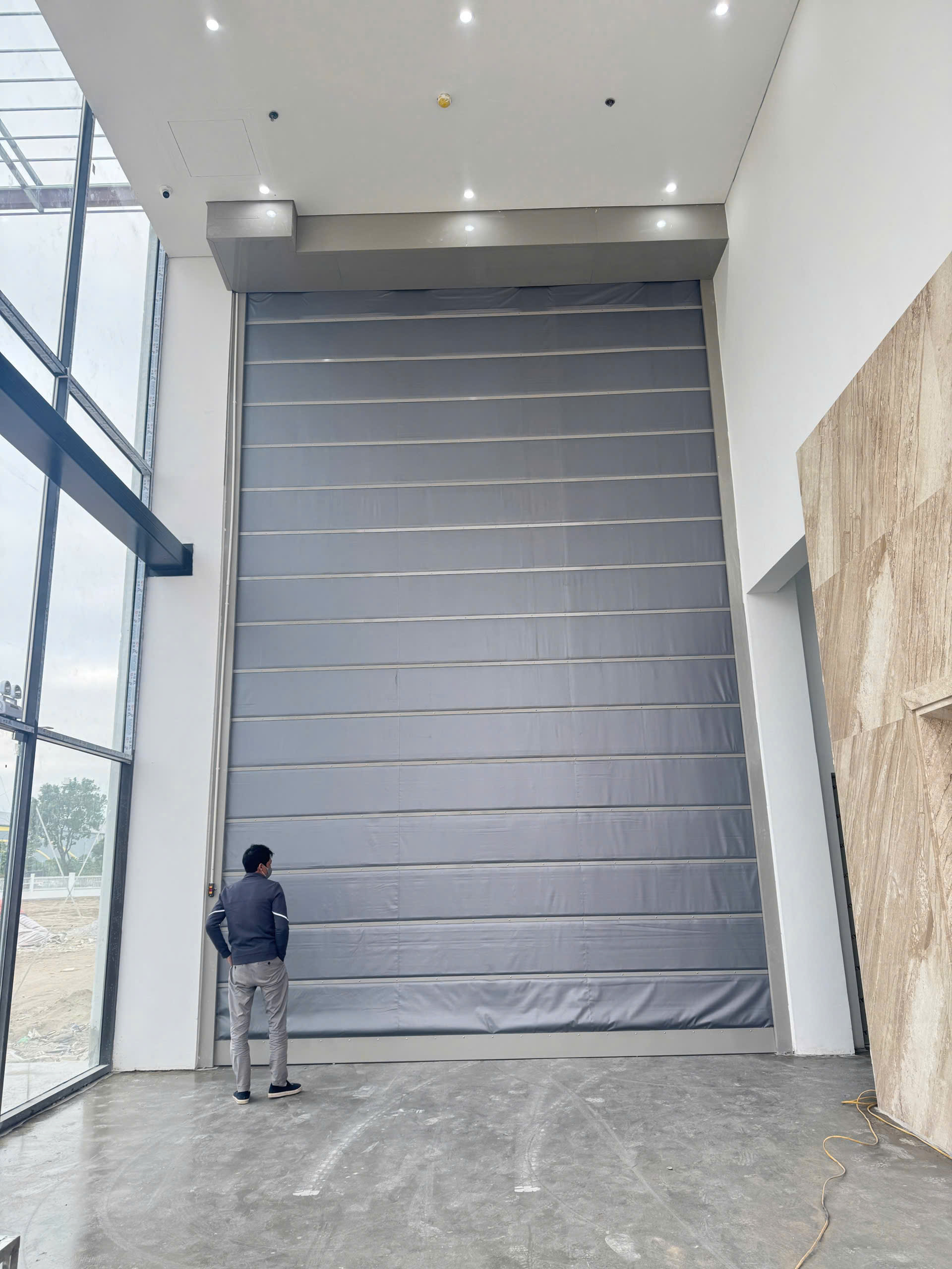 cửa cuốn tòa nhà văn phòng