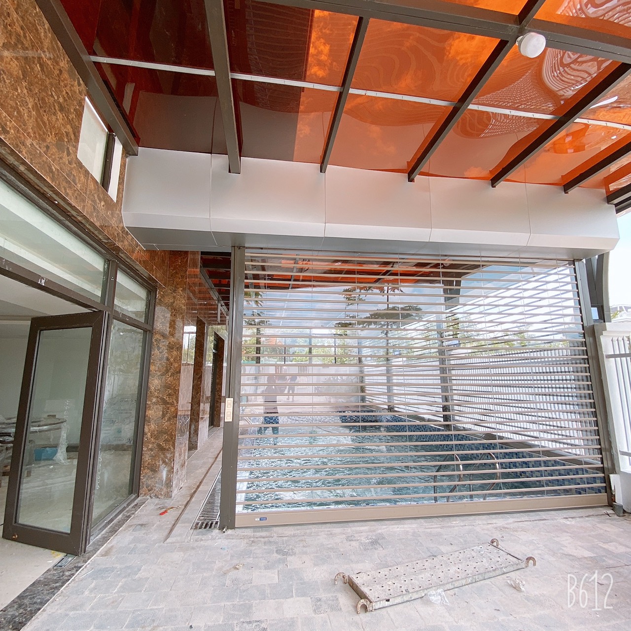 cửa cuốn trong suốt