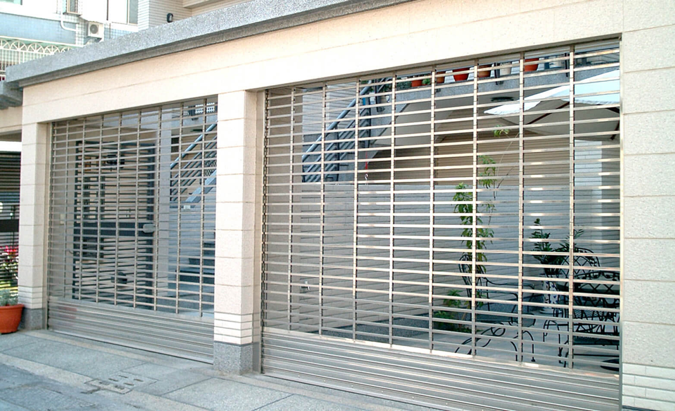 cửa cuốn trong suốt