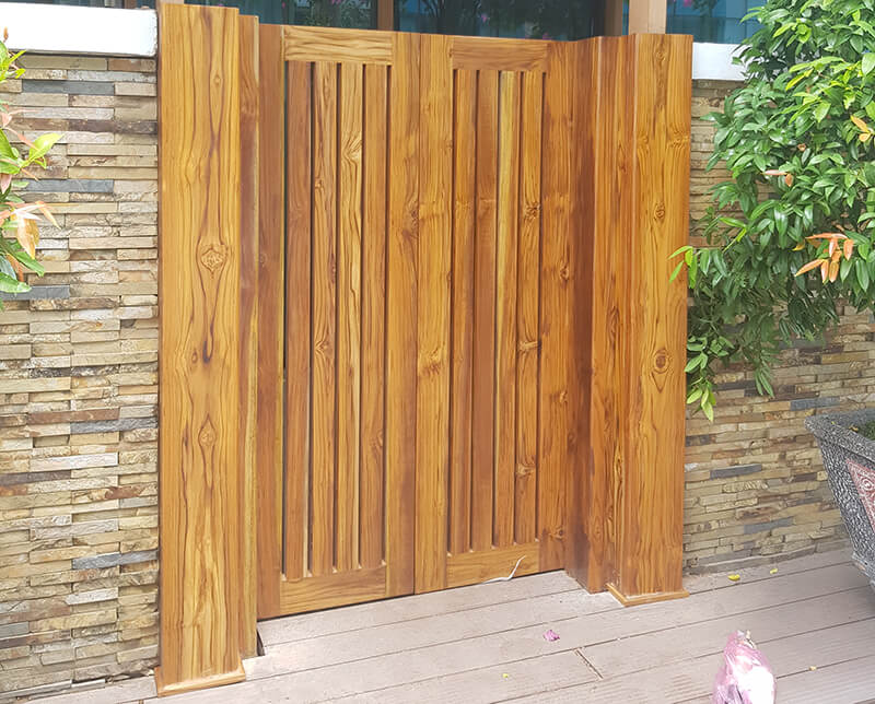 cổng gỗ sân vườn