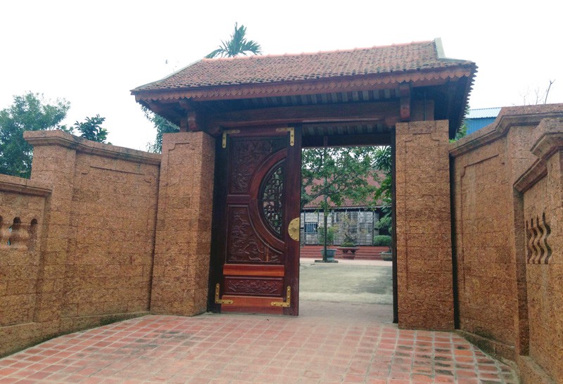 cổng gỗ sân vườn