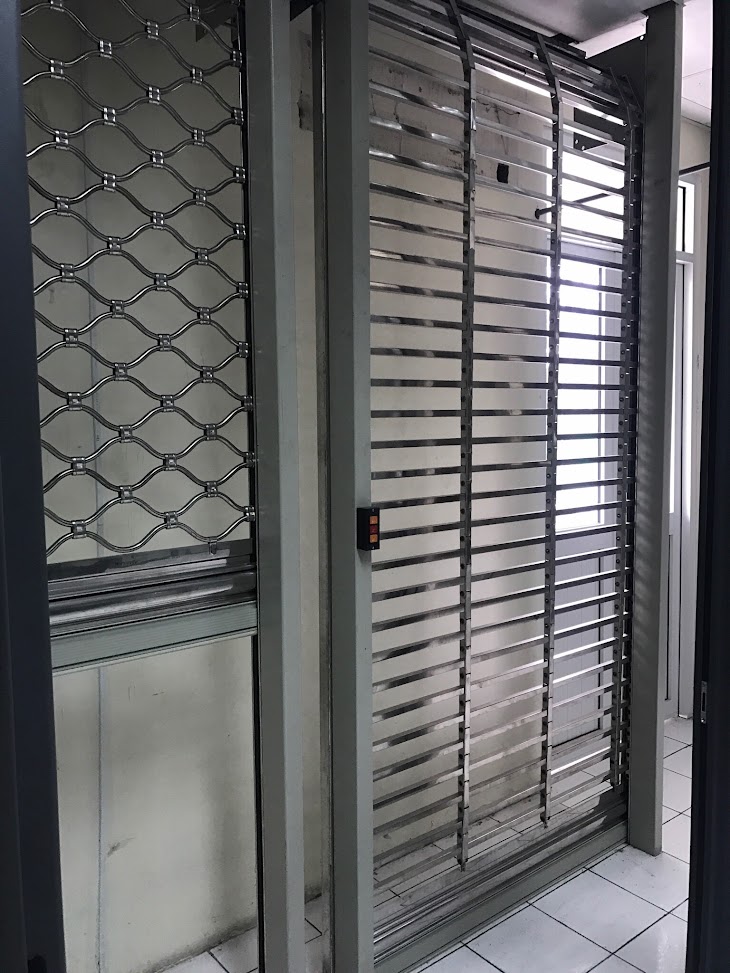 Cửa cuốn inox song ngang