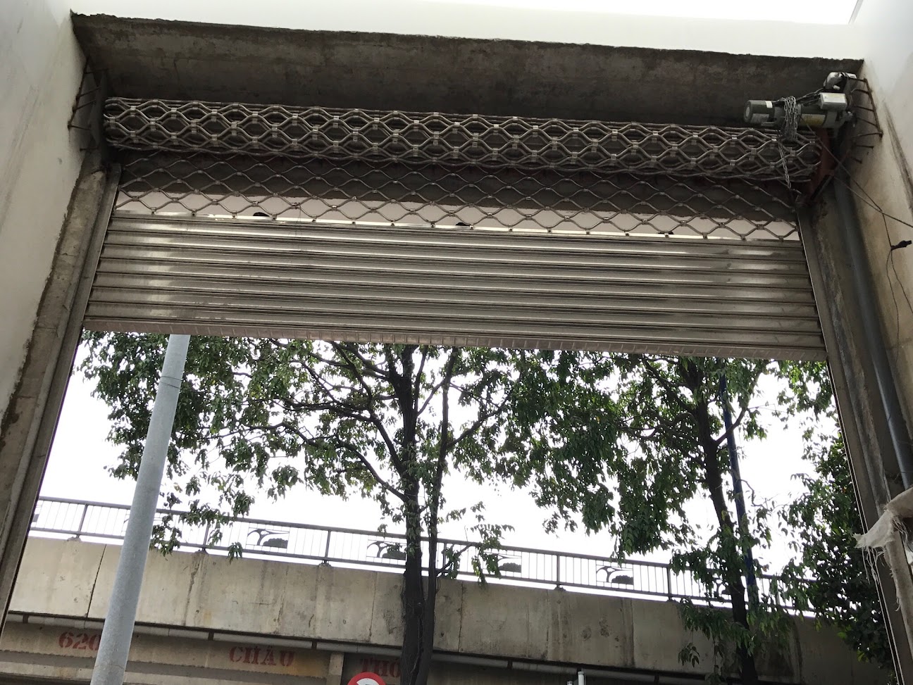 cửa cuốn thép mắc võng