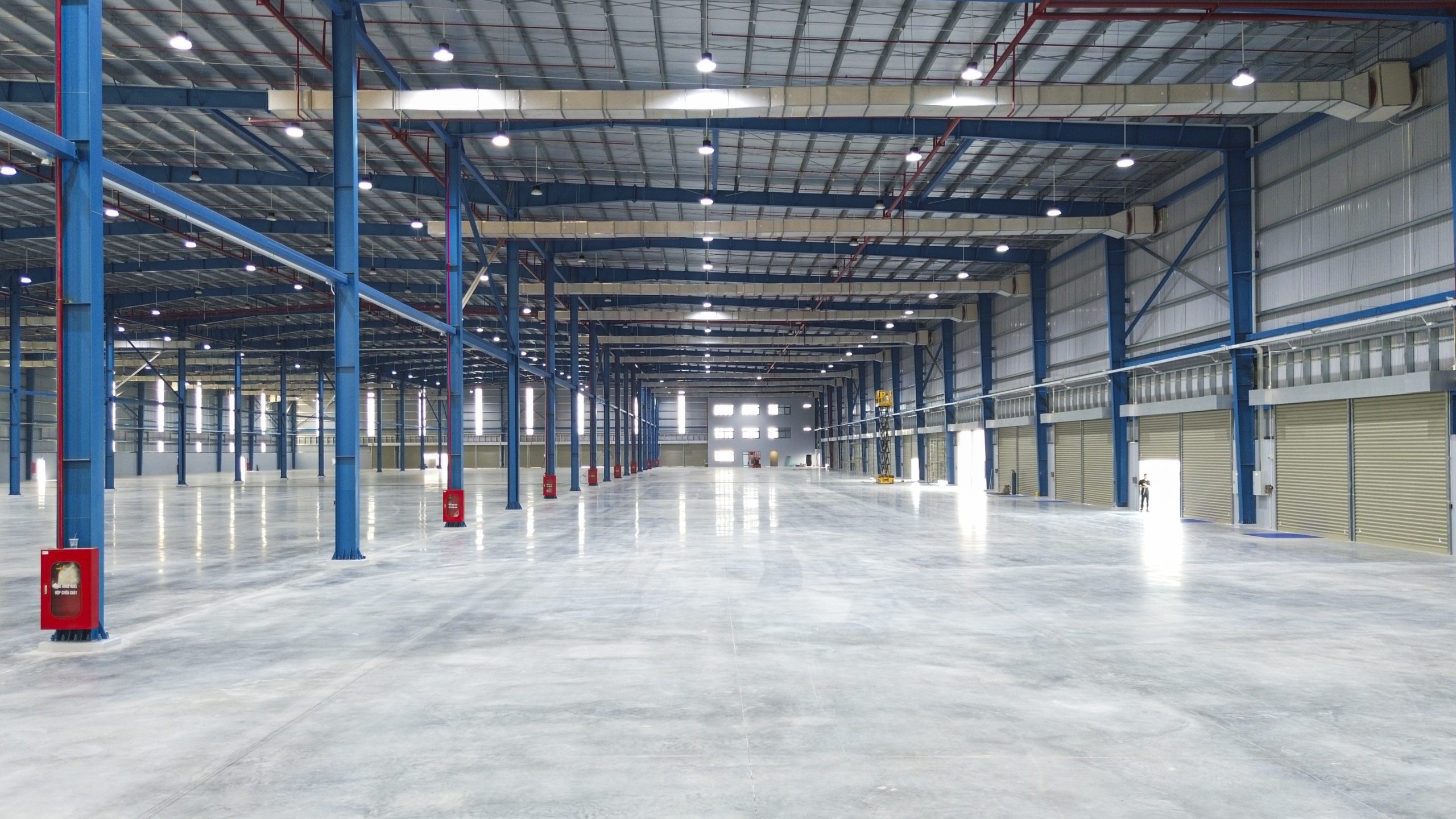 Hệ thống High Speed Door (cửa cuốn tốc độ cao) Start Windows tại khu vực lưu thông xe nâng và xuất nhập hàng nhà xưởng